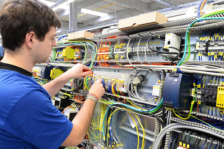 Automatic wire routing in an E3.panel cabinet layout